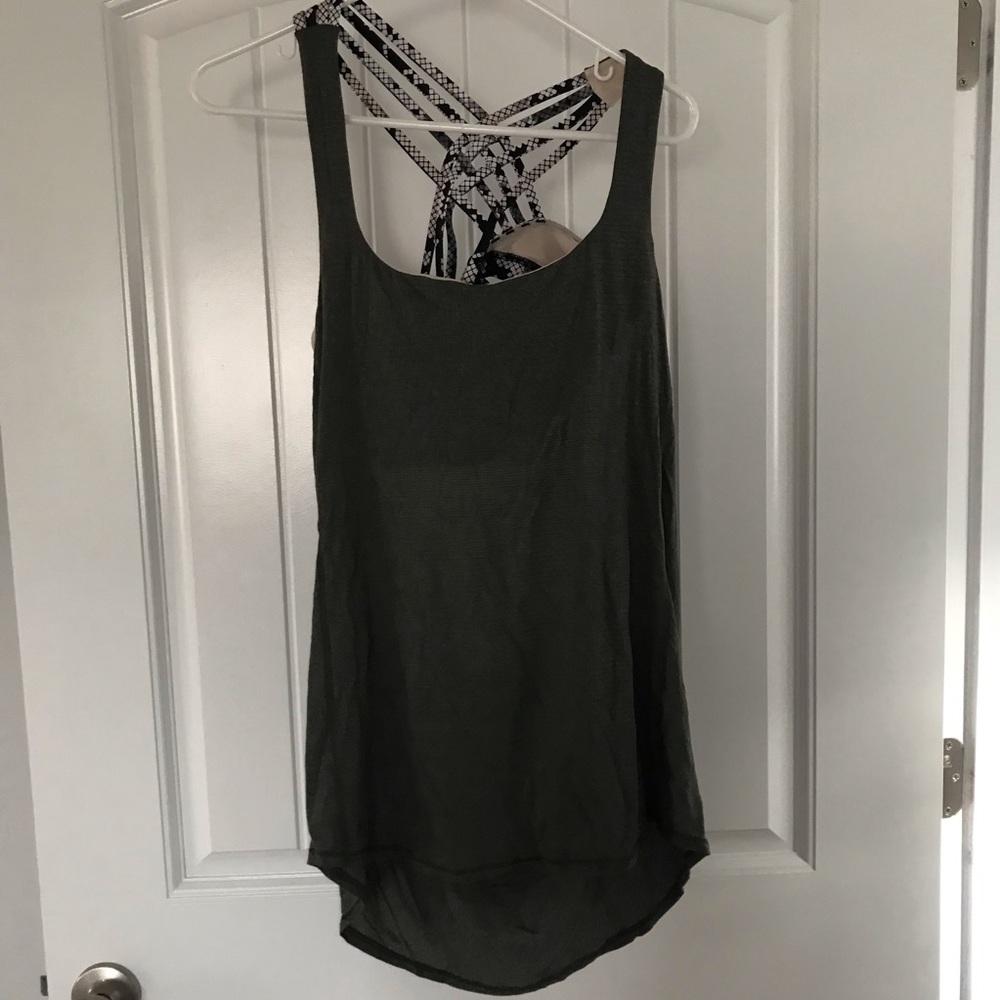 Lululemon workout tank with bra.